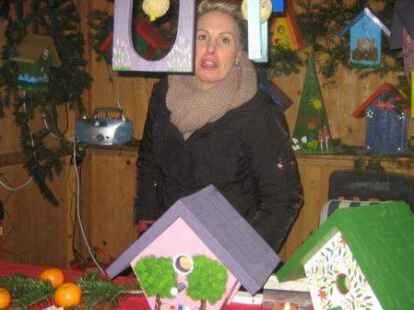 In dieser Bude sah man die Tannenzweige (und die Verk&auml;uferin selbst) vor lauter selbst gebastelter Vogelh&auml;uschen kaum.