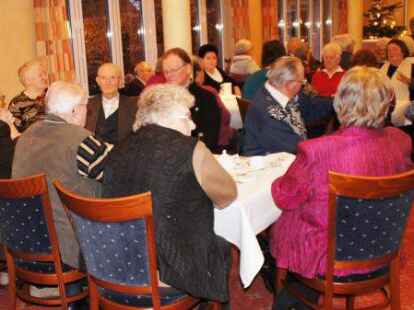 Weitere Bilder des prall gef&uuml;llten Saales und der netten Gesellschaft finden Sie unter mein-wiefelstede.de.