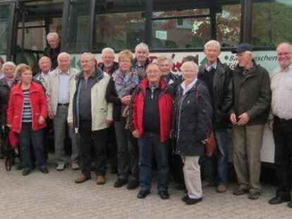Bereit zur Abfahrt waren N@chbar Harald Ostendorf und seine Reisebegleiter, als die Tour der Gymnastikgruppe 65+ zum Sperrwerk Gandersum starten sollte. Noch schnell ein Gruppenbild...
