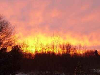 Goldenes Gl&uuml;ck hatte N@chbar Eckhard Pollex. Er konnte den Sonnenaufgang vorm schneebedeckten Feld genie&szlig;en. Dieser vertr&auml;umte Blick findet sich nun auf mein-bad-zwischenahn.de wieder.