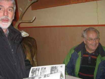 Andrang herrschte bei Heimatforscher Udo Kl&uuml;n (r.), der sein druckfrisches Buch &uuml;ber Langendamm vorstellte. Sowohl f&uuml;r ein pers&ouml;nliches Gespr&auml;ch als auch f&uuml;r eine Signatur des Buches war Zeit. Diese und weitere Bilder finden Sie auf mein-varel.de.
