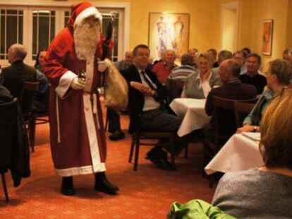 &hellip;sondern auch der Weihnachtsmann selbst. Mit allerlei S&uuml;&szlig;em und kleinen Geschenken erfreute er die Mitglieder des Vereins, die sich in einem Gasthof in Wiefelstede zusammengefunden hatten.