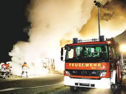 Zum Gl&uuml;ck nur eine &Uuml;bung: Rettungskr&auml;fte l&ouml;schen einen umgekippten Bus auf der Landebahn.