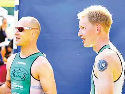 Erfolgreiche Edewechter Triathlon-Sportler  am Zwischenahner Meer nach dem Zieldurchlauf: Andreas B&ouml;hmann (rechts) und Nico Henze.