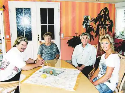 Im Wintergarten: Hier treffen sich (v. l.) Klaus Wittrup, Inge und Winfried Kruppa sowie Gaby L&uuml;bben gern zum Plausch.