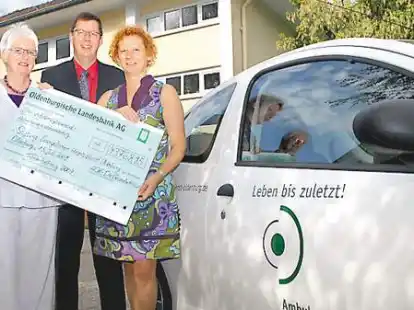 Hilfe f&uuml;rs Hospiz (v.l.): Ehrenamtliche Ruth Ehlers, Uwe Lengert (AOK ) und Hospizleiterin Renate Lohmann