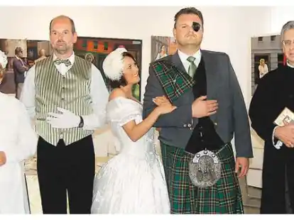 Proben bereits flei&szlig;ig: die Schauspieler des Kriminalst&uuml;cks in vier G&auml;ngen (von  links) Traute Funk, Rolf Wilkens, Fee Anthea Ricker, Holger Kromminga und Harri K&uuml;hn