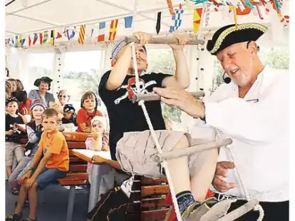 Beute im Blick: Die Piraten zeigten Kapit&auml;n Werner Reckling (r.) auch an der Strickleiter ihr K&ouml;nnen.