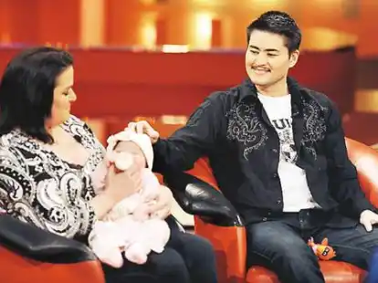 Gl&uuml;ckliche Familie: Thomas Beatie und seine Frau Nancy mit der im Juni 2008 geborenen Tochter Susan Juliette bei einem Fernsehauftritt im Dezember