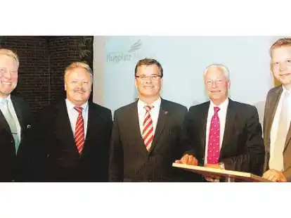 Freuen sich auf die Zusammenarbeit: B&uuml;rgermeister Volker Bernasko (v.l.), Bunte-Gesch&auml;ftsf&uuml;hrer Manfred Wendt, Landrat Frank Eger, Projektentwickler Thomas Meiswinkel und Projektmanager Bernd Goosmann
