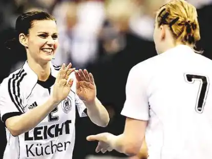 Feiern die WM-Teilnahme: die zuk&uuml;nftige Oldenburgerin Ulrike Stange (links) und die Ex-VfLerin Nina W&ouml;rz.