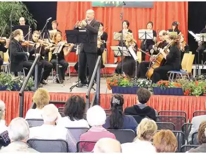 Die Klassische Philharmonie NordWest unter der Leitung von Ulrich Semrau spielte im Park der G&auml;rten anl&auml;sslich des Themensonntags Musik & Erleben . Beim Picknick (kleines Bild) machten es sich Heidi Krau&szlig;, Helga Hausmann und Wilfried Janssen gem&uuml;tlich.