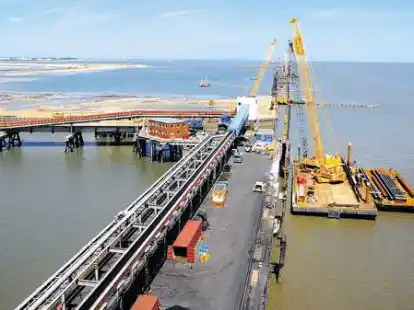 Blick vom Rhenus-Midgard-Kran auf die Arbeiten an der neuen Spundwand. Im Norden schlie&szlig;t sich die Baustelle des JadeWeserPorts an. Rechts die Ramme auf dem Stelzenponton, daneben liegen weitere Tragbohlen bereit.