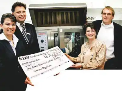 In der K&uuml;che (v. l.): Die Gesch&auml;ftsf&uuml;hrerin der Regionalen Stiftung, Gabriele Mesch, und LzO-Regionaldirektor Thomas Steinhoff &uuml;bergaben einen Scheck an Projektleiterin Ingrid Musiol und Neue-Arbeit-Gesch&auml;ftsf&uuml;hrer Klaus Puschmann.