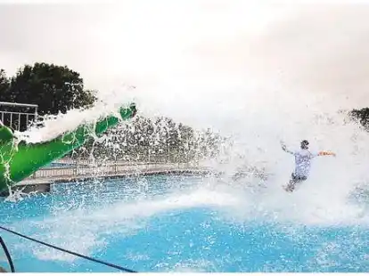 Nasses Vergn&uuml;gen: Der Wasserstrahl schoss die Tester aus dem Katapult.