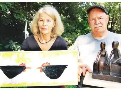 Im Garten der &bdquo;Kunstklause&ldquo; in Stollhammer Deich: die Malerin Gisela L&uuml;ter mit einer H&uuml;hner-Karikatur (&bdquo;Du hast angefangen&ldquo;) und J&ouml;rg L&uuml;ck mit einer Bronze-Skulptur, die den Titel tr&auml;gt &bdquo;Erste Begegnung&ldquo;.
