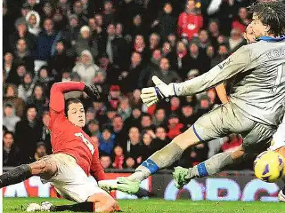 Das Tor zum 4:3-Sieg: Javier Hernandez von Manchester United (links) zirkelt den Ball in einem turbulenten Spiel am Torwart von Newcastle United, Tim Krul, vorbei ins Netz.