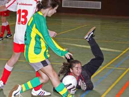 Vollen Einsatz zeigte nicht nur diese Torh&uuml;terin, die ohne R&uuml;cksicht auf (eigene) Verluste nach dem Ball hechtet. Mehr Bilder vom Spielgeschehen in Friedrichsfehn zeigt Rainer Stolle auf mein-oldenburg.de.
