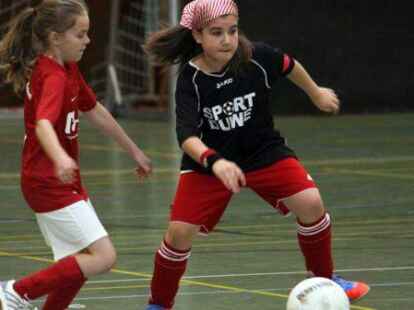 N@chbar Rainer Stolle war mit seiner Kamera beim &bdquo;Tag des M&auml;dchen-Fu&szlig;balls&ldquo; und hat Bilder von packenden Zweikampfszenen mitgebracht.