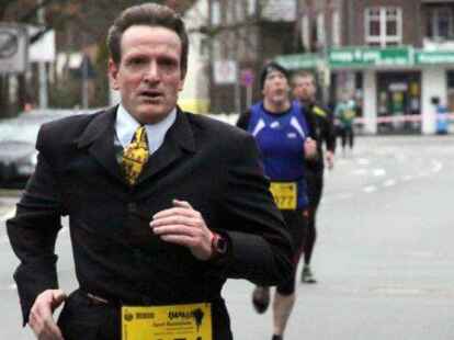 &bdquo;Ob ich es zu meinem 14-Uhr-Termin noch rechtzeitig schaffe? Das Gesch&auml;ft wartet nicht!&ldquo; Oder sehen wir hier einen Verm&ouml;gensberater, der  sich vor seinen w&uuml;tenden Kunden in Sicherheit bringen muss, denen er schlechte Geldanlagen empfohlen hat?