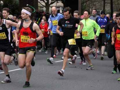 Unter dem Fu&szlig;g&auml;nger&uuml;bergang am Uhlhornsweg starteten die Teilnehmer.