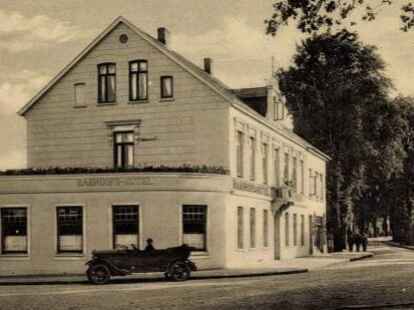 Auch das Bahnhofshotel wurde im Jahr 1924 &ndash; samt zeitgen&ouml;ssischem Automobil &ndash; aufgenommen.