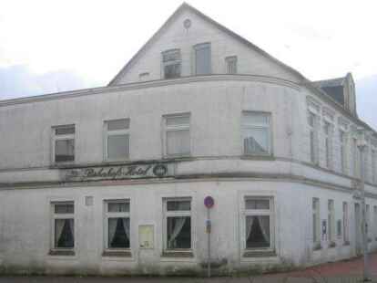 Das Geb&auml;ude steht auch heute noch, hei&szlig;t immer noch Bahnhofs-Hotel, ist aber aufgestockt worden &ndash; und die Autos sehen heute auch anders aus.