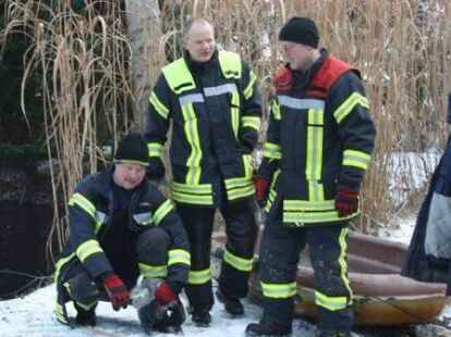 Gut, dass es die Feuerwehr gibt! Die Kameraden befreiten das Tier und setzten es unverletzt auf einem benachbarten Feld wieder aus. Mehr Bilder von der Rettungsaktion zeigt N@chbar Friedhelm Kr&ouml;ger in seinem Album auf mein-barssel.de.