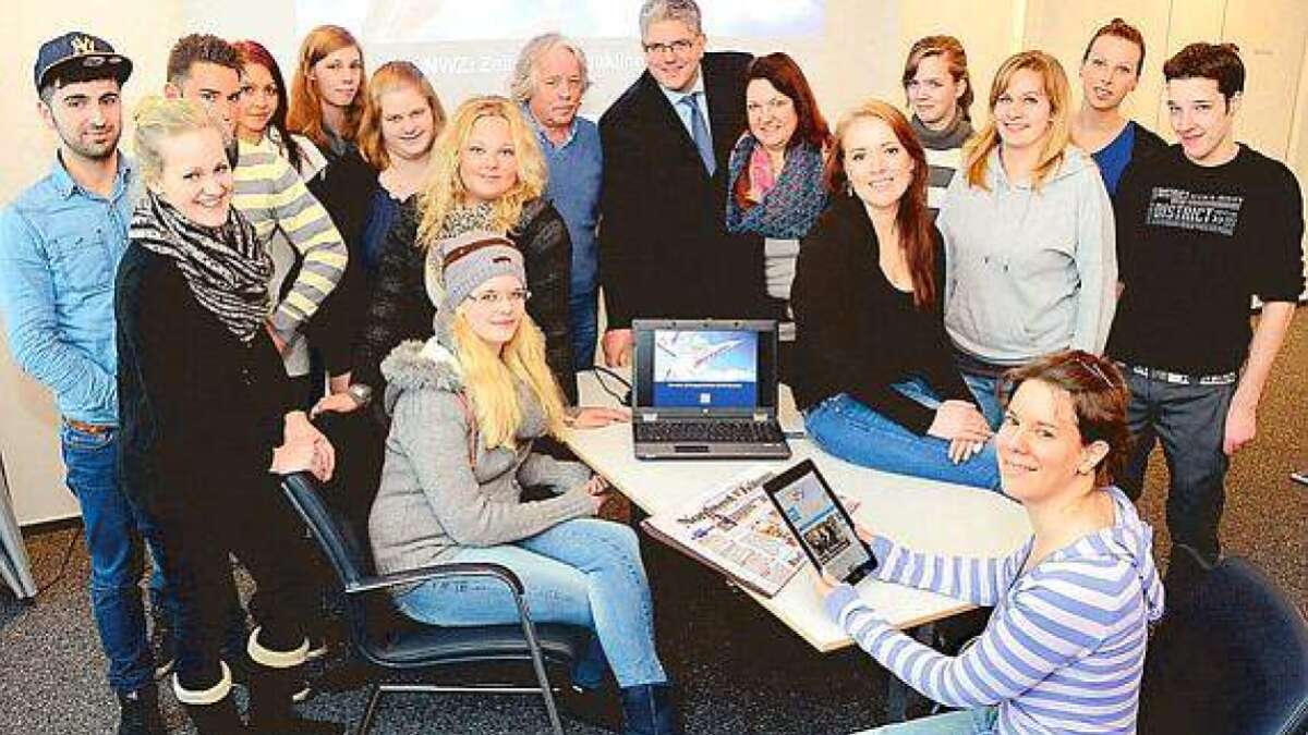 Auszubildende nutzen NWZ im Unterricht