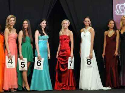 Im ersten Durchgang pr&auml;sentierten sich die Kandidatinnen in ihren Lieblings-Abendkleidern, ob bunt oder schlicht - kurz oder lang, bei den Zuschauern kam keine Langeweile auf!