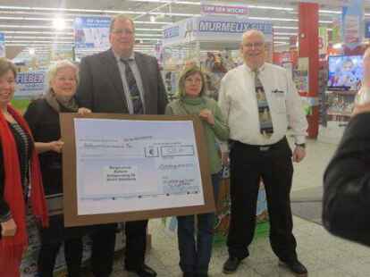 ... denn alle freuten sich &uuml;ber eine Spenden&uuml;bergabe. Marktleiter Werner Meyer &uuml;bergab dem B&uuml;rgerverein 525,10 Euro. Pl&auml;ne f&uuml;r diese erfreuliche Summe gibt es auch schon:  eine Schutzh&uuml;tte auf dem Boule-Platz soll  gebaut werden. Weitere Eindr&uuml;cke dieses Ereignisses finden Sie auf mein-oldenburg.de.