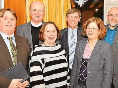 Die Kirchen in Schortens begr&uuml;&szlig;en gemeinsam das neue Jahr: Pastor Klaus Illgen, Pfarrer Walter Albers, Pastorin Imke Hinrichs, B&uuml;rgermeister Gerhard B&ouml;hling, Pastorin Annelen Tandara und Pastor Wolfgang Machtemes