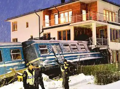 Mit hoher Geschwindigkeit prallte der Zug in ein Wohnhaus in Saltsj&ouml;baden bei Stockholm.