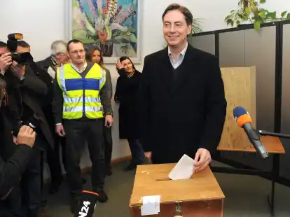 Geht als Titelverteidiger ins Kopf-an-Kopf-Rennen: Niedersachsens Ministerpr&auml;sident und CDU-Spitzenkandidat David McAllister gibt  in Bad Bederkesa (Niedersachsen) seine Stimme f&uuml;r die Landtagswahl 2013 in Niedersachsen ab.
