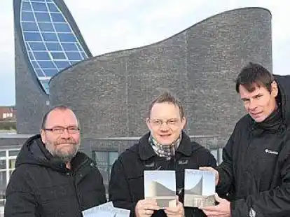 Wolfgang Koppen (von links), Pfarrer Lars Bratke und Martin Denziger stellen den neuen Kirchenf&uuml;hrer der katholischen St. Marien-Kirche in Schillig vor.
