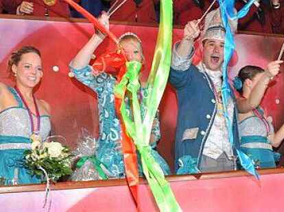 Brachten die Empore zum Vibrieren: das Prinzenpaar Jessica I. und Mattias I. (Mitte) mit den Ehrendamen (von links) Janina Piero, Lena Schwarting, Jessica Hillmann und Lena Spille