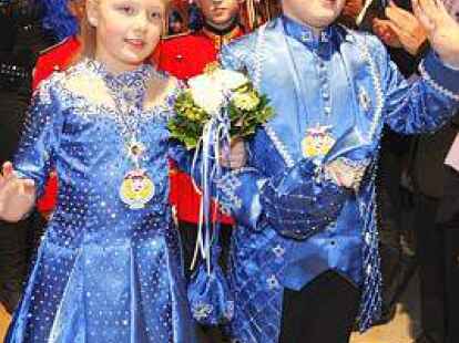 Kamen in Royalblau: Kinderprinzessin Marie I. (Schreiber) und Prinz Daniel I. (T&ouml;njes)