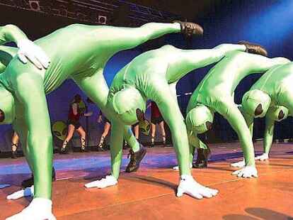 Turnvater Jahn h&auml;tte seine Freude an diesen Au&szlig;erirdischen gehabt: Die M&auml;nnergarde zeigte gymnastische &Uuml;bungen.