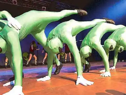 Turnvater Jahn h&auml;tte seine Freude an diesen Au&szlig;erirdischen gehabt: Die M&auml;nnergarde zeigte gymnastische &Uuml;bungen.