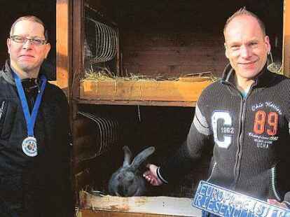 Wissen, wie der Hase läuft: die Kaninchenzüchter Steffen Timmig (links) und Jürgen Stephan, die mit der Rasse „Deutsche Riesen, blau“ Europameister geworden sind.