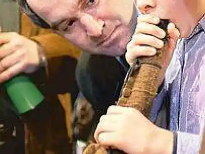 Der neunj&auml;hrige Lukas Duvivier aus Berndorf (Rheinland-Pfalz) bl&auml;st am 01.02.2013 bei der Deutschen Meisterschaft der Hirschrufer in Dortmund zwischen lauter 