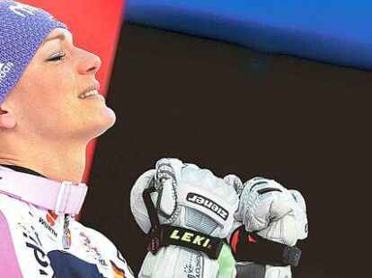 Ballte die F&auml;uste vor Freude: Maria H&ouml;fl-Riesch ging bei der Siegerehrung ganz tief in sich.