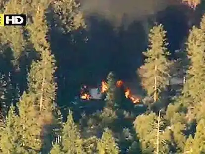 Vom amerikanischen Fernsehen live &uuml;bertragen: Die H&uuml;tte, in der sich Christopher Jordan Dorner (kleines Bild) verschanzt hatte, ging in Flammen auf.