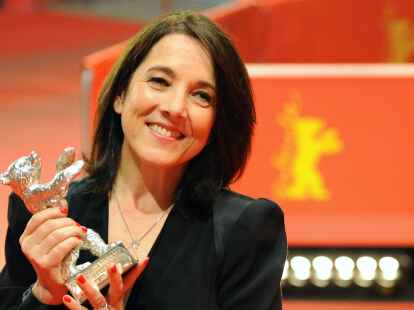 Mit einem Silbernen B&auml;ren als beste Schauspielerin wurde die Chilenin Paulina Garc&iacute;a f&uuml;r ihre Rolle in dem Liebesfilm &bdquo;Gloria&ldquo; geehrt.