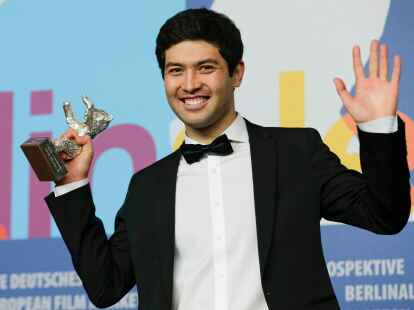 Einen Silbernen B&auml;ren f&uuml;r die beste Kamera erhielt Aziz Zhambakiyev f&uuml;r seine streng komponierten Bilder im kasachischen Adoleszenz-Drama &bdquo;Harmony Lessons&ldquo; (&bdquo;Uroki Garmonii&ldquo;) von Regisseur Emir Baigazin &ndash; eine Studie &uuml;ber Gewalt an einem d&ouml;rflichen Gymnasium.