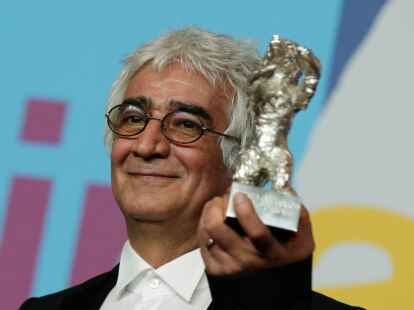 Stellvertretend f&uuml;r seinen Co-Regisseur Jafar Panahi, der im Iran unter Hausarrest steht, nahm Kambozya Partovi den Preis f&uuml;r das beste Drehbuch f&uuml;r &bdquo;Pard&eacute;&ldquo; entgegen.