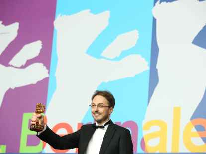 Gewinner des Hauptpreises der Berlinale wurde am Calin Peter Netzers Drama &bdquo;Die Stellung des Kindes&ldquo; (&bdquo;Pozitia Copilului&ldquo;). Der 1975 im rum&auml;nischen Petrosani geborene und in Deutschland aufgewachsene Netzer erz&auml;hlt in seinem Film von einer schwierigen Mutter-Sohn-Beziehung.