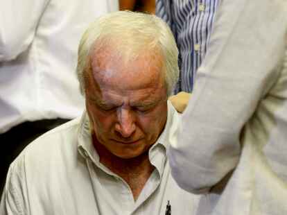Henke Pistorius, der Vater des beschuldigten Sprintstars Oscar   Pistorius, der Anh&ouml;rung seines Sohnes vor dem Magistratsgericht in Pretoria.