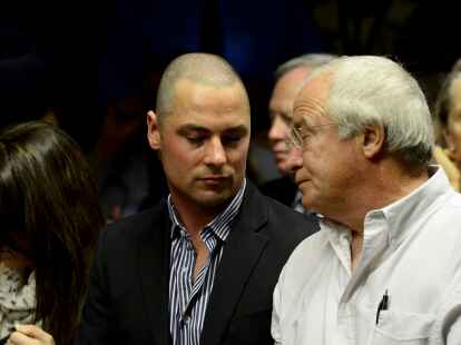 Die Familie  des Sprintstars, von links: Die Geschwister Aimee und Carl Pistorius neben ihrem Vater Henke Pistorius   vor dem Magistratsgericht in Pretoria.