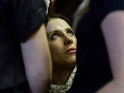 Die Schwester des beschuldigten Sprintstars Oscar Pistorius, Aimee Pistorius,  bei der Anh&ouml;rung vor dem Magistratsgericht in Pretoria.